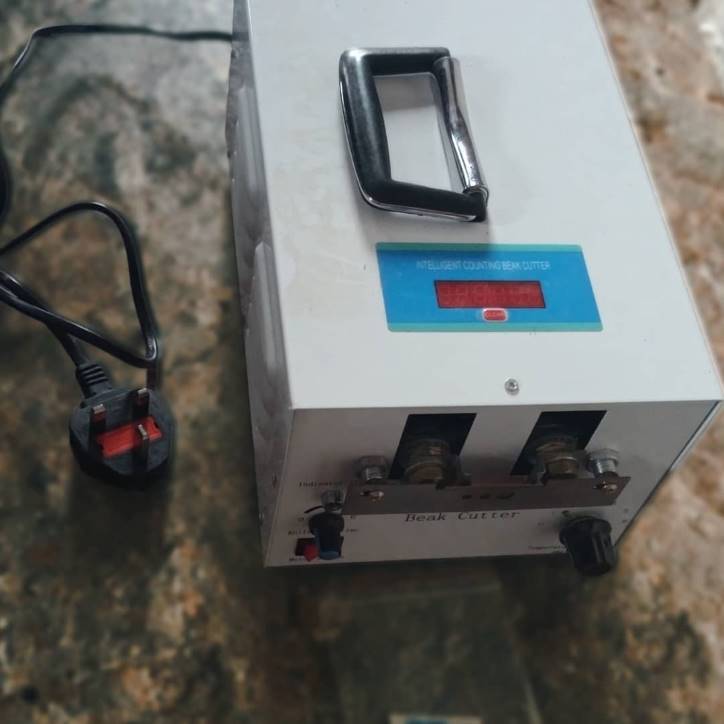 Beak trimming machine-counter type